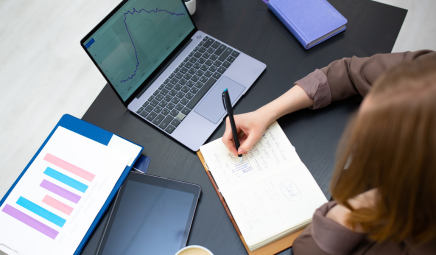  Designer and writer creating high-quality content for marketing


